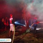 Foto : Pemadaman api di Kandang Ayam milik Suparji Desa Karangawen Kecamatan Tambakromo, Jum'at dini hari. (Dok. Damkar Kabupaten Pati)