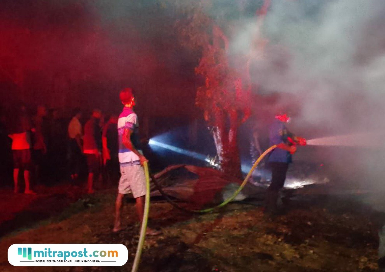 Foto : Pemadaman api di Kandang Ayam milik Suparji Desa Karangawen Kecamatan Tambakromo, Jum'at dini hari. (Dok. Damkar Kabupaten Pati)