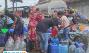 Foto : Dropping air bersih di Desa Ronggo Kecamatan Jaken Pati. (Dok. BPBD Kabupaten Pati)