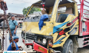 Foto : Kondisi truk saat terlibat kecelakaan di Jalan Pati-Gabus turut Desa Banjarsari, Selasa (02/09/2025). (Sumber. Mitrapost.com/ Ilham)