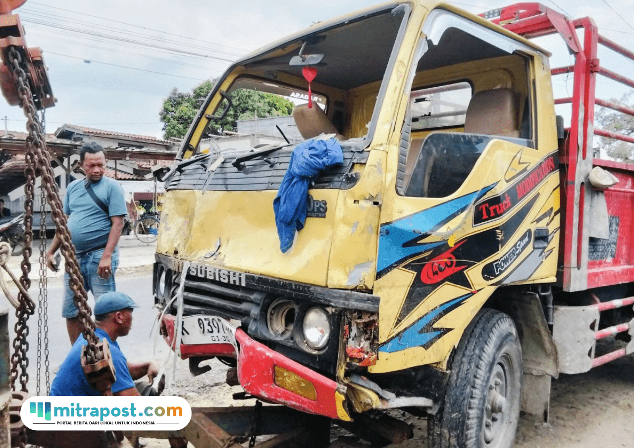 Foto : Kondisi truk saat terlibat kecelakaan di Jalan Pati-Gabus turut Desa Banjarsari, Selasa (02/09/2025). (Sumber. Mitrapost.com/ Ilham)