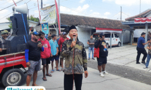 Foto: Pj Kepala Desa Talun, Mad Soleh saat menyampaikan pendapatnya di tengah-tengah massa (Mitrapost.com/ Kafi)