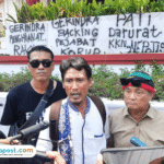 Foto: Salah satu Koordinator Masyarakat Pati Bersatu, Teguh Istianto saat diwawancara oleh awak media usai membentangkan spanduk di Gedung DPRD Kabupaten Pati (Mitrapost.com/ Kafi)