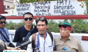 Foto: Salah satu Koordinator Masyarakat Pati Bersatu, Teguh Istianto saat diwawancara oleh awak media usai membentangkan spanduk di Gedung DPRD Kabupaten Pati (Mitrapost.com/ Kafi)