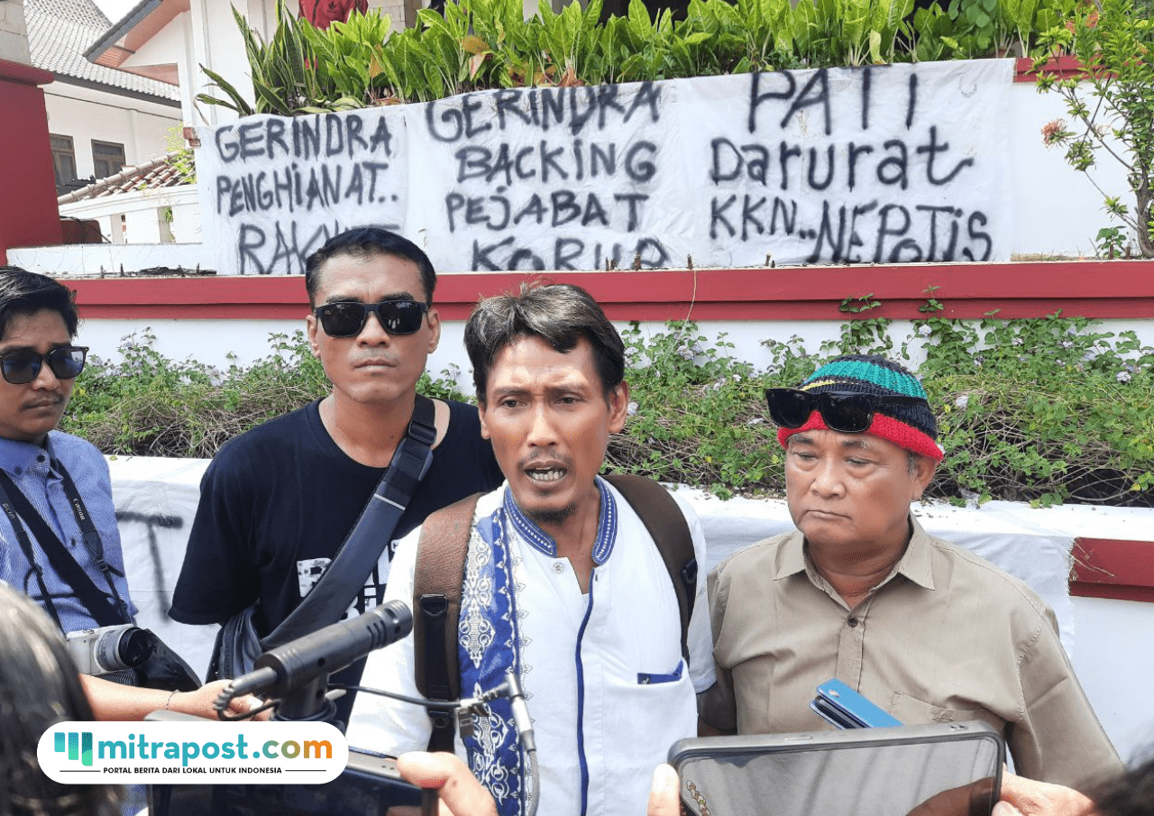 Foto: Salah satu Koordinator Masyarakat Pati Bersatu, Teguh Istianto saat diwawancara oleh awak media usai membentangkan spanduk di Gedung DPRD Kabupaten Pati (Mitrapost.com/ Kafi)