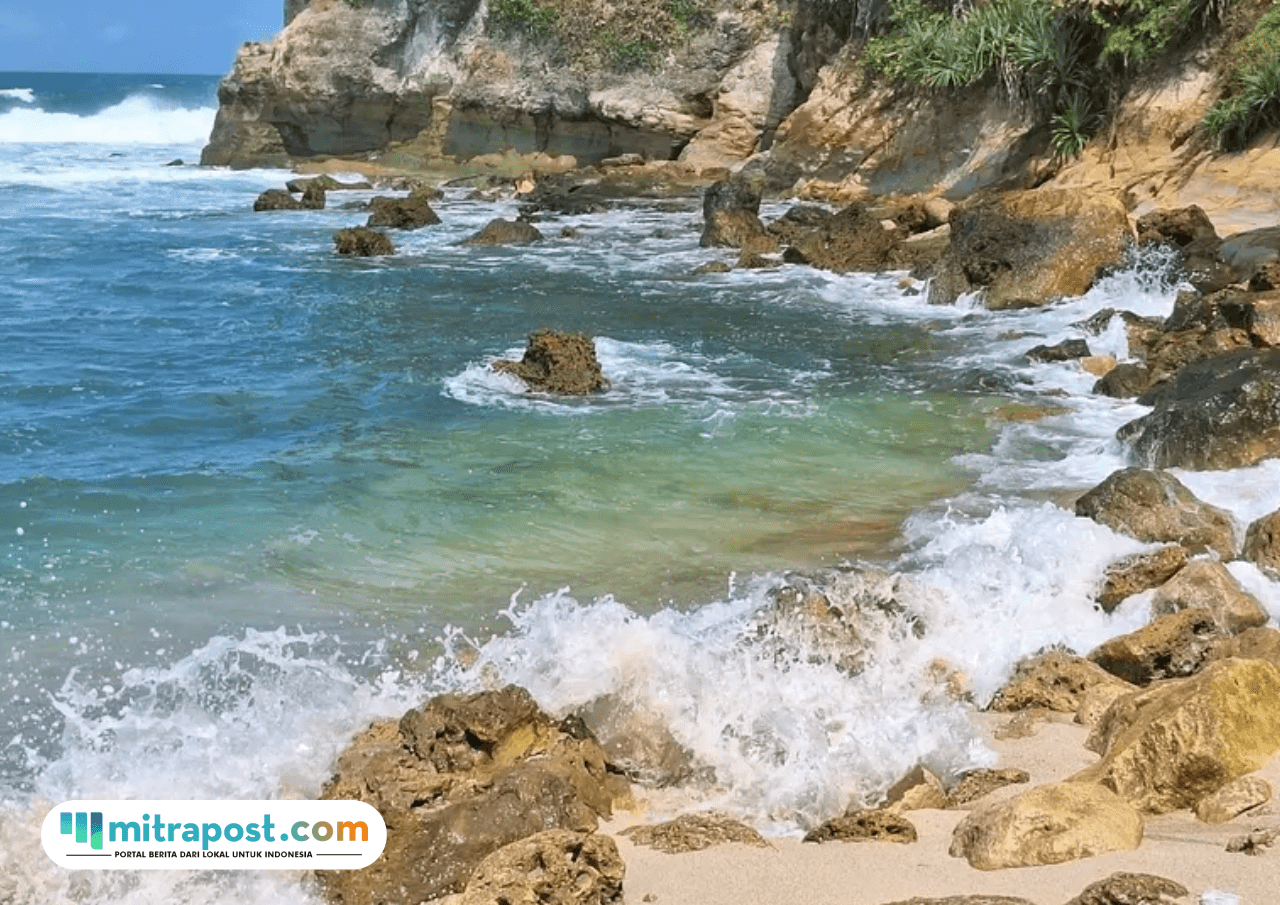 Foto: Pantai Nampu, Wonogiri (sumber: Traveloka)