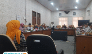 Foto: Kepala SMPN 1 Tayu, Sri Wahyuni saat menghadiri undangan Pansus Hak Angket DPRD Kabupaten Pati (Mitrapost.com/ Kafi)