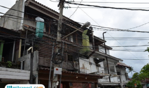 Foto: ilustrasi tiang listrik di depan rumah warga (sumber: istock)