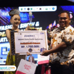 Foto: Mbak Duta Batik Bakaran 2024, Alviona Nadya Fargaretha saat mendapatkan hadiah (Mitrapost.com/ dok pribadi)