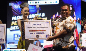 Foto: Mbak Duta Batik Bakaran 2024, Alviona Nadya Fargaretha saat mendapatkan hadiah (Mitrapost.com/ dok pribadi)