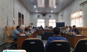 Foto: Kepala DPUPR Kabupaten Pati, Riyoso, saat menghadiri rapat Panitia Khusus (Pansus) Hak Angket DPRD Kabupaten Pati, Rabu (17/09/2025) (Mitrapost.com/ Kafi)