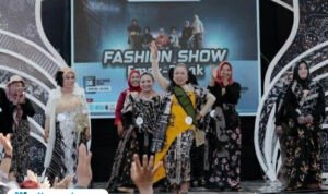 Foto : Fashion Show emak-emak kenakan busana batik tulis Bakaran tahun 2024 digelar di Taman Batik Bakaran Kecamatan Juwana (Dok. Desa Wisata Bakaran Wetan)