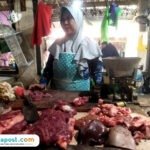 Foto : Pedagang daging sapi di pasar Puri Pati, belum lama ini. (Sumber. Mitrapost.com/ Ilham)