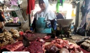 Foto : Pedagang daging sapi di pasar Puri Pati, belum lama ini. (Sumber. Mitrapost.com/ Ilham)