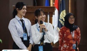 Foto: Mahasiswa Kelas Internasional Ilmu Komunikasi Unesa asal Pati, Ruthsiana Tesalonica Putri Kristan (kiri) (Mitrapost.com/ dok pribadi)