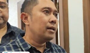 Foto: Anggota Pansus Hak Angket DPRD Kabupaten Pati, Didin Syafrudin saat diwawancara oleh awak media (Mitrapost.com/ Kafi)