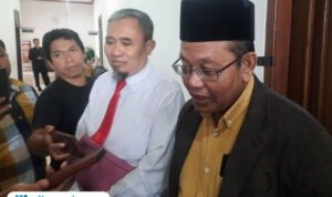 Foto: Salah satu notaris senior di Pati, Rekowarno saat diwawancara oleh awak media (Mitrapost.com/ Kafi)