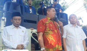 Foto: Pimpinan DPRD Kabupaten Pati dan anggota Pansus Hak Angket DPRD menemui massa (Mitrapost.com/ Kafi)