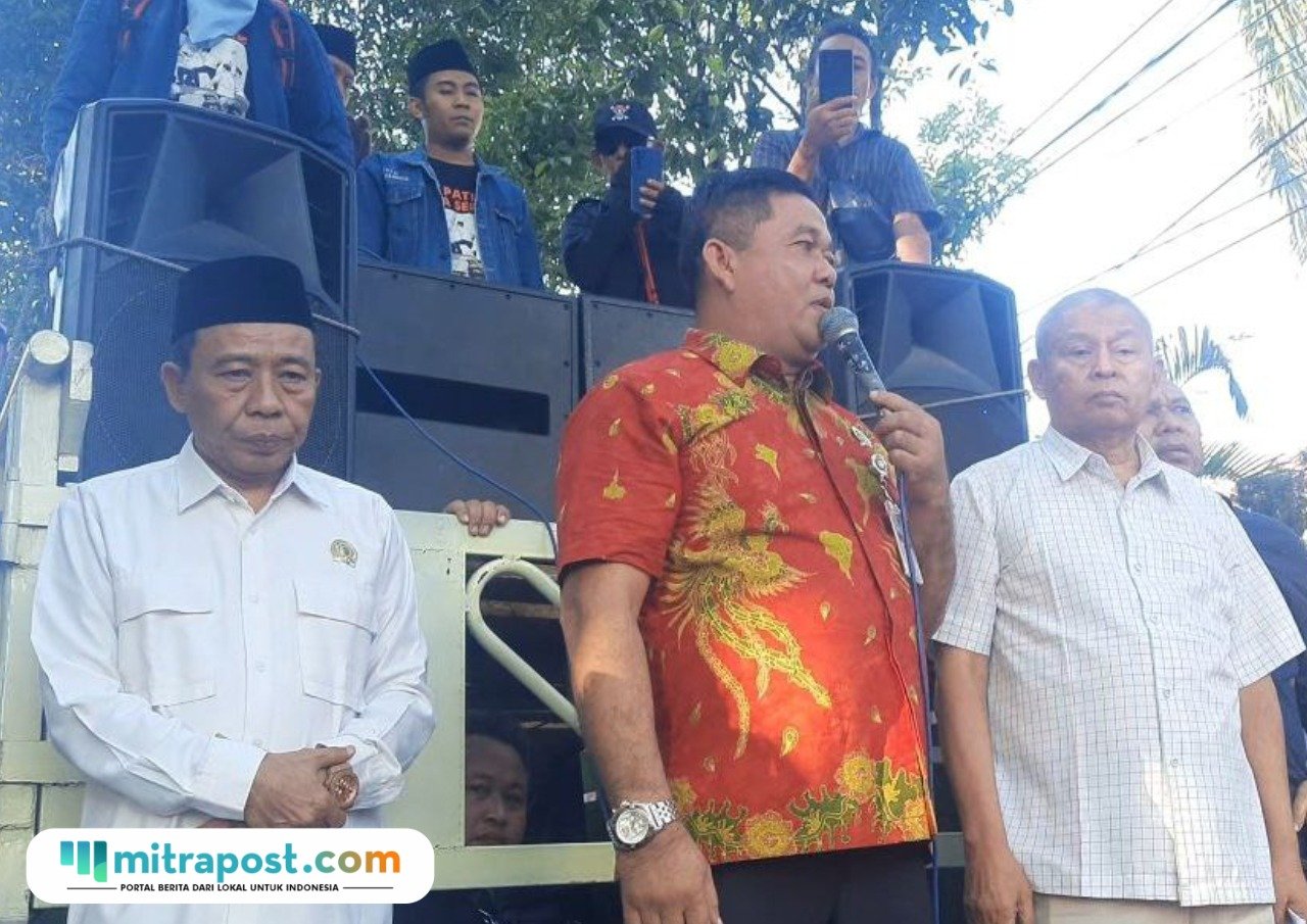 Foto: Pimpinan DPRD Kabupaten Pati dan anggota Pansus Hak Angket DPRD menemui massa (Mitrapost.com/ Kafi)