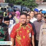 Foto: Ketua DPRD Kabupaten Pati berjalan untuk menemui massa unjuk rasa di depan Gedung DPRD Pati (Mitrapost.com/ Kafi)