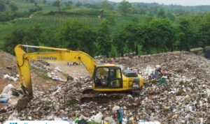 Foto : Tampak gunungan volume sampah di tempat pembuangan akhir (TPA) Sukoharjo Kecamatan Margorejo Pati. (Sumber. Mitrapost.com/ Ilham)