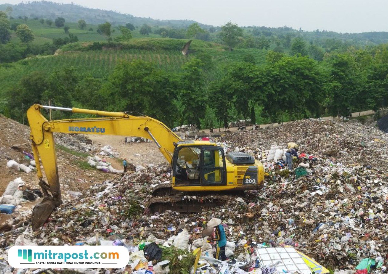 Foto : Tampak gunungan volume sampah di tempat pembuangan akhir (TPA) Sukoharjo Kecamatan Margorejo Pati. (Sumber. Mitrapost.com/ Ilham)