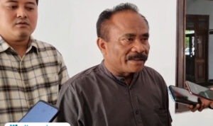 Foto: Ketua Fraksi PDI Perjuangan DPRD Kabupaten Pati, Suyono saat diwawancara oleh awak media usai rapat internal (Mitrapost.com/ Kafi)