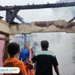 Foto : Petugas Damkar melakukan pemadaman api di rumah warga, belum lama ini (Dok. Damkar Pati)