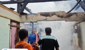 Foto : Petugas Damkar melakukan pemadaman api di rumah warga, belum lama ini (Dok. Damkar Pati)