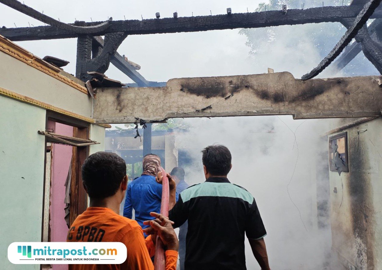 Foto : Petugas Damkar melakukan pemadaman api di rumah warga, belum lama ini (Dok. Damkar Pati)
