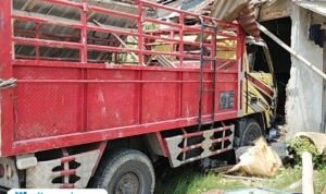 Foto : Truk berada di puing-puing warung kosong di Desa Banjarsari Dukuh Ngantru, Selasa (02/09/2025) siang. (Sumber. Mitrapost.com/ Ilham)