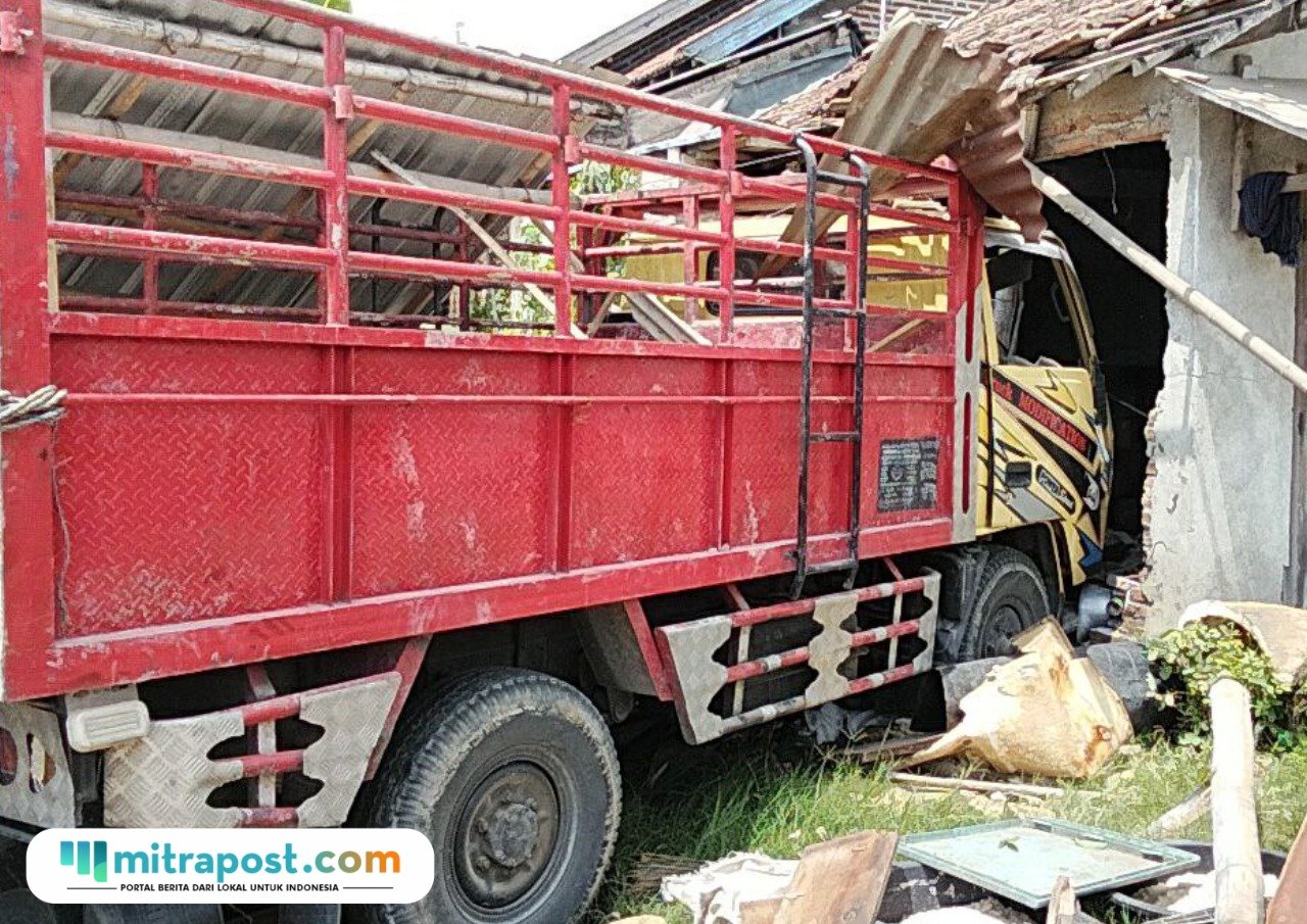 Foto : Truk berada di puing-puing warung kosong di Desa Banjarsari Dukuh Ngantru, Selasa (02/09/2025) siang. (Sumber. Mitrapost.com/ Ilham)