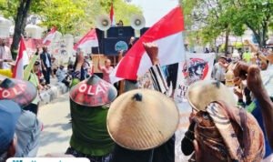 Foto : Kedatangan JMPPK di depan kantor Bupati Pati, Rabu (24/09/2025) siang.