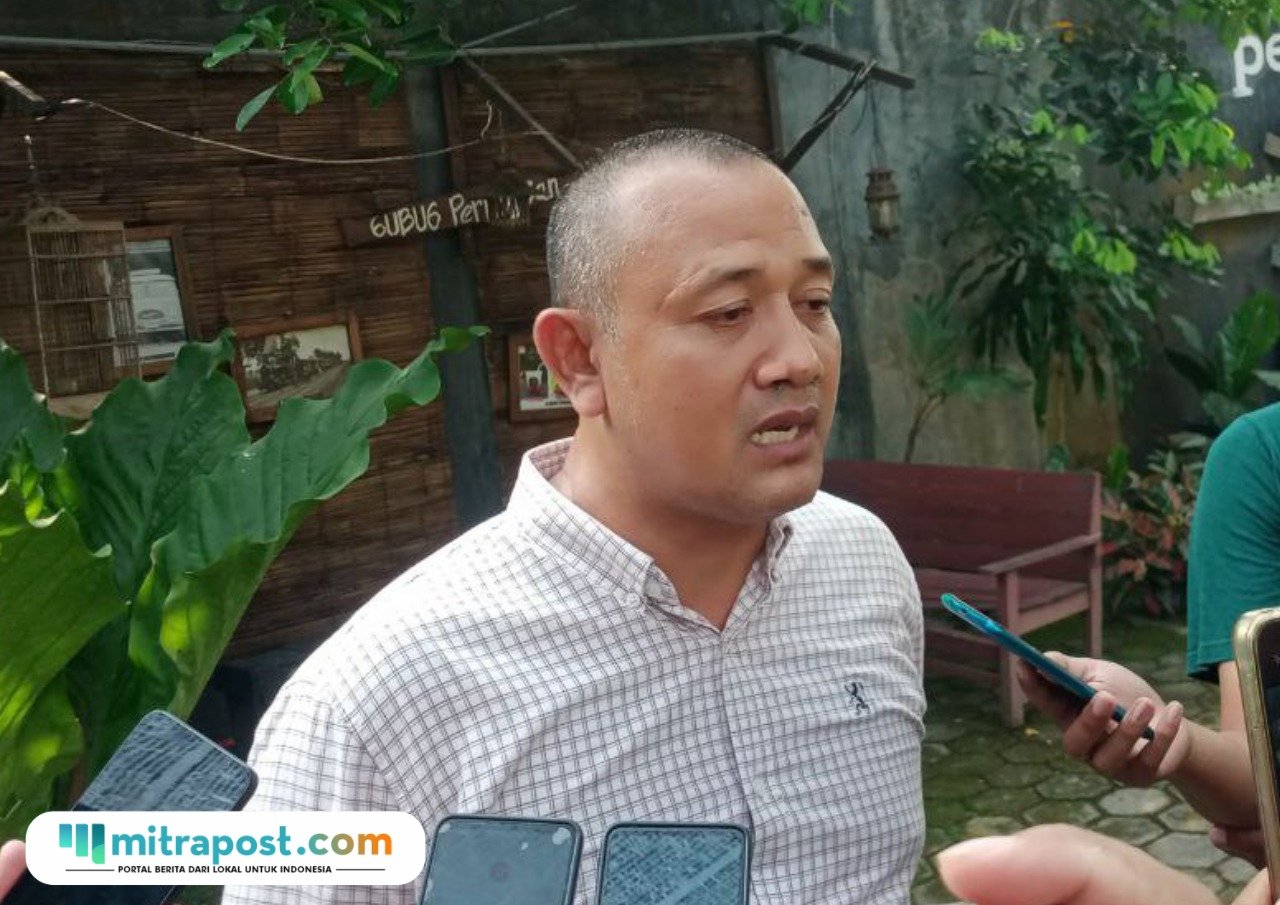 Foto: Juru Bicara DPC Partai Gerindra Kabupaten Pati, Muhammad Ali Gufroni saat diwawancara oleh awak media (Mitrapost.com/ Kafi)