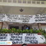 Foto: Masyarakat Pati Bersatu memasang spanduk di Gedung DPRD Kabupaten Pati yang bernada kecaman terhadap Partai Gerindra dan Presiden Prabowo Subianto. (Mitrapost.com/ Kafi)