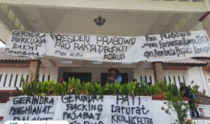 Foto: Masyarakat Pati Bersatu memasang spanduk di Gedung DPRD Kabupaten Pati yang bernada kecaman terhadap Partai Gerindra dan Presiden Prabowo Subianto. (Mitrapost.com/ Kafi)