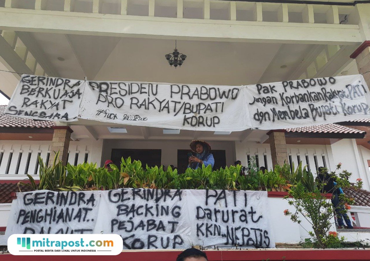 Foto: Masyarakat Pati Bersatu memasang spanduk di Gedung DPRD Kabupaten Pati yang bernada kecaman terhadap Partai Gerindra dan Presiden Prabowo Subianto. (Mitrapost.com/ Kafi)