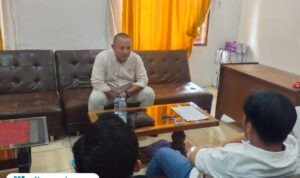 Foto: Juru Bicara DPC Partai Gerindra Pati, M. Ali Gufroni saat diskusi dengan warga yang tergabung dalam Masyarakat Pati Bersatu di ruang Fraksi Gerindra DPRD Pati (Mitrapost.com/ Kafi)