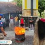 Foto : Damkar Satpol PP Kabupaten Pati lakukan sosialisasi percontohan penanganan api kepada warga, belum lama ini. (Dok. Damkar Kabupaten Pati)