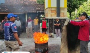 Foto : Damkar Satpol PP Kabupaten Pati lakukan sosialisasi percontohan penanganan api kepada warga, belum lama ini. (Dok. Damkar Kabupaten Pati)