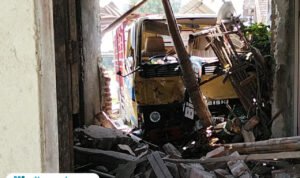 Foto : kondisi truk kecelakaan di Jalan Pati-Gabus Desa Banjarsari, Selasa (02/09/2025). (Sumber. Mitrapost.com/ Ilham)