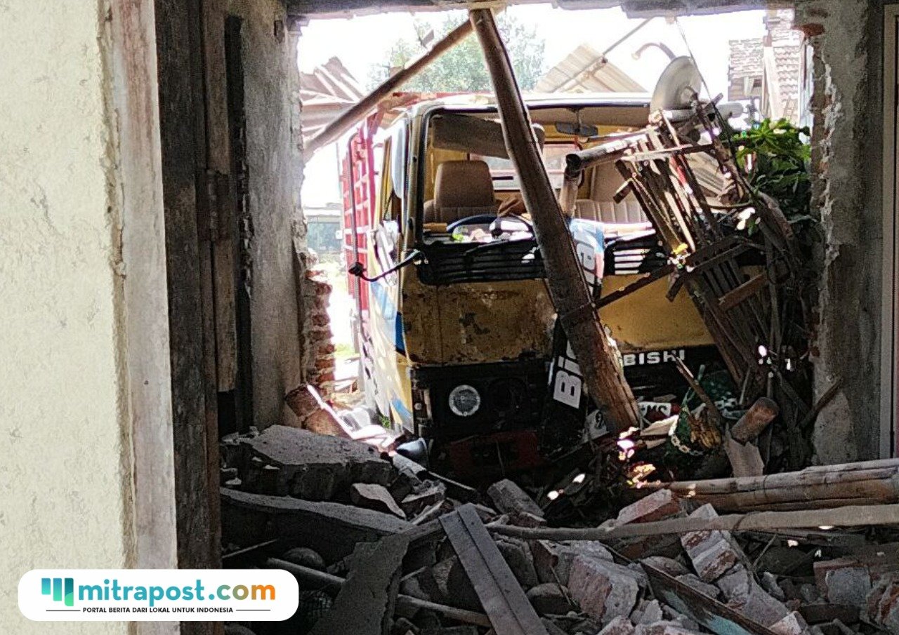 Foto : kondisi truk kecelakaan di Jalan Pati-Gabus Desa Banjarsari, Selasa (02/09/2025). (Sumber. Mitrapost.com/ Ilham)