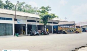 Foto : Sejumlah orang melakukan aktifitas di Kios Pasar Sleko II Pati. (Sumber. Mitrapost.com/ Ilham)