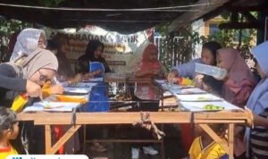 Foto: Anak-anak TK Peristiwa 03 didampingi oleh orang tua mengikuti kegiatan membatik di Sanggar Asmaradana Batik, Kelurahan Kalidoro, Kecamatan Pati (Mitrapost.com/ Kafi)