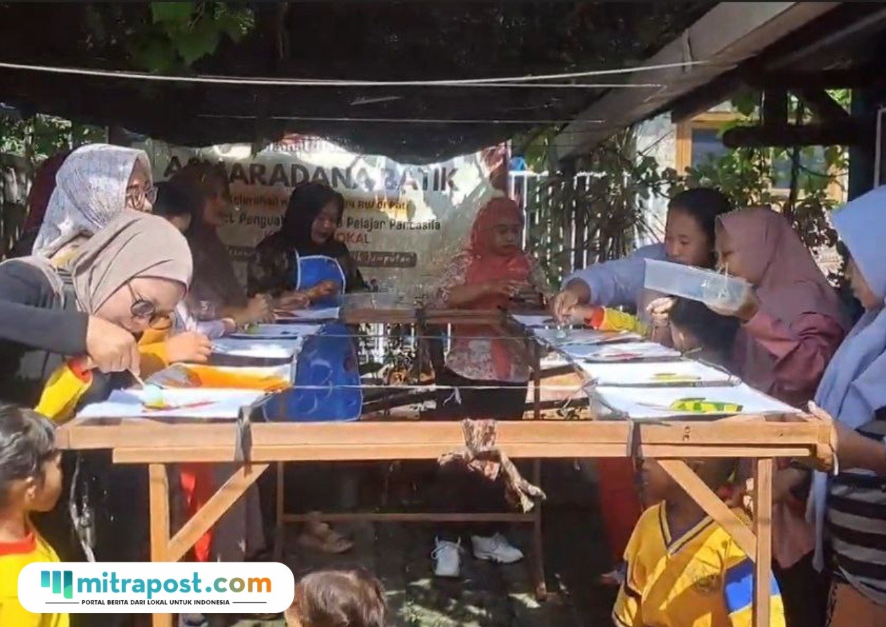 Foto: Anak-anak TK Peristiwa 03 didampingi oleh orang tua mengikuti kegiatan membatik di Sanggar Asmaradana Batik, Kelurahan Kalidoro, Kecamatan Pati (Mitrapost.com/ Kafi)