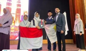 Foto : Siswa Mts Abadiyah saat menerima penghargaan di event Internasional World Invention Competition And Exhibition (WICE) 2025 di Segi University Malaysia pada 21-25 September 2025. (Dok. Mts Abadiyah Kecamatan Gabus)