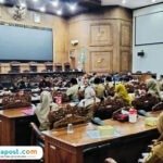 Foto : Sejumlah Aliansi Honorer Non Database BKN mengadu ke DPRD Kabupaten Pati, Senin (29/09/2025) siang. (Sumber. Mitrapost.com/ Ilham)