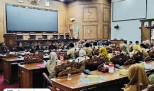 Foto : Sejumlah Aliansi Honorer Non Database BKN mengadu ke DPRD Kabupaten Pati, Senin (29/09/2025) siang. (Sumber. Mitrapost.com/ Ilham)