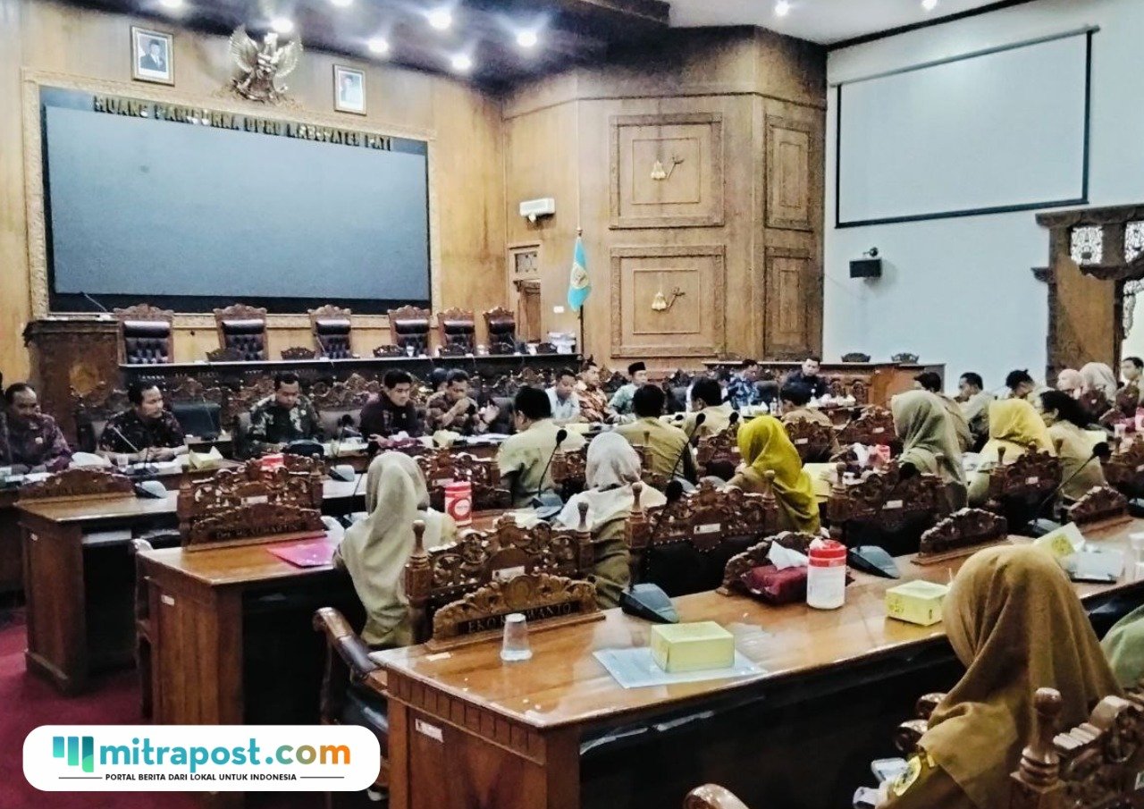 Foto : Sejumlah Aliansi Honorer Non Database BKN mengadu ke DPRD Kabupaten Pati, Senin (29/09/2025) siang. (Sumber. Mitrapost.com/ Ilham)