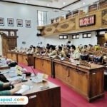 Foto : Sejumlah guru ikut mengadu di DPRD Kabupaten Pati atas kebijakan Pemerintah Pusat mengenai pemutusan tenaga honorer non database BKN. (Sumber. Mitrapost.com/ Ilham)